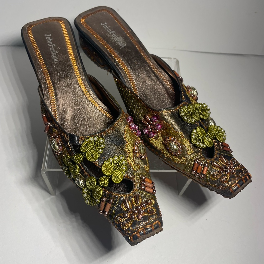 NWOB size 8  MEDIUM width . Embroidered and jeweled mule.